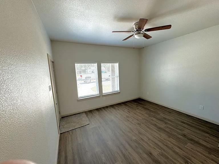 1513 N Commerce St — Photo 15