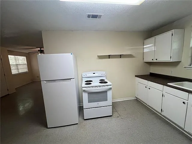 3 bed, 1.0 bath, 1080 sqft, $1,200 — Photo 3