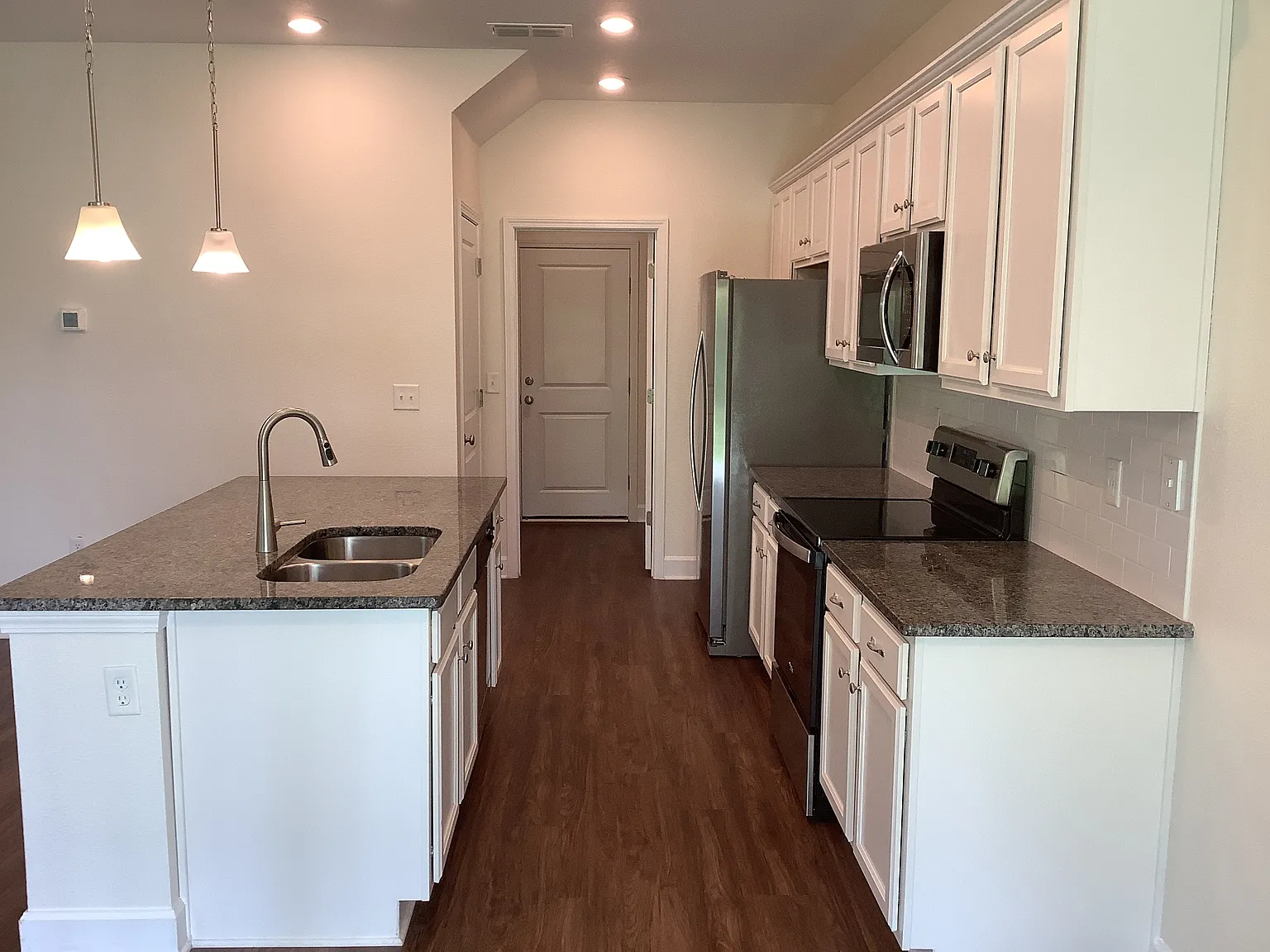 3 bed, 2.5 bath, 1838 sqft, $2,270 — Photo 2