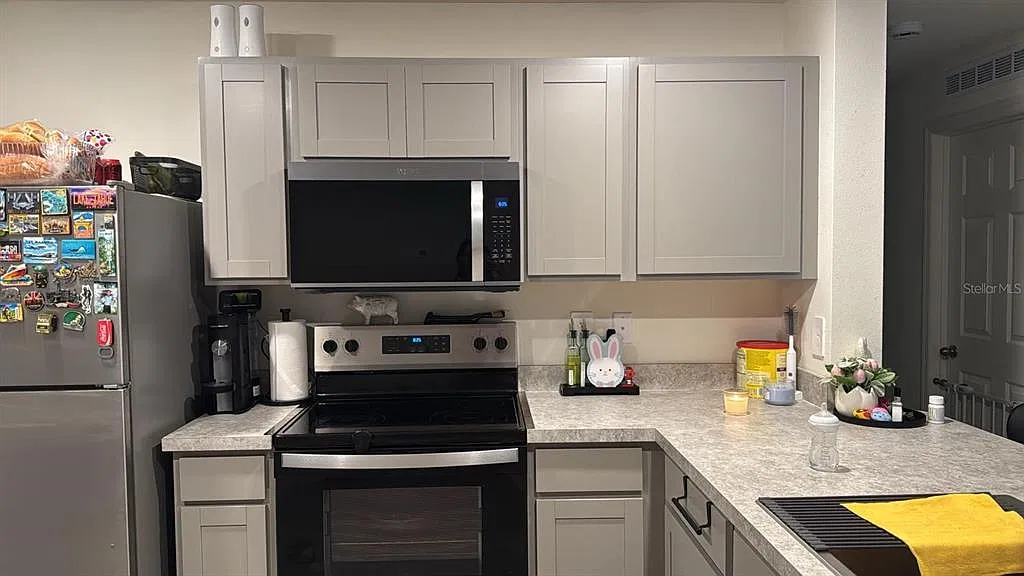3 bed, 2.0 bath, 1243 sqft, $2,100 — Photo 2