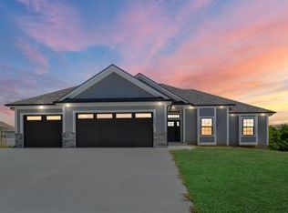 608 Blackhawke Dr, Smithville, MO 64089