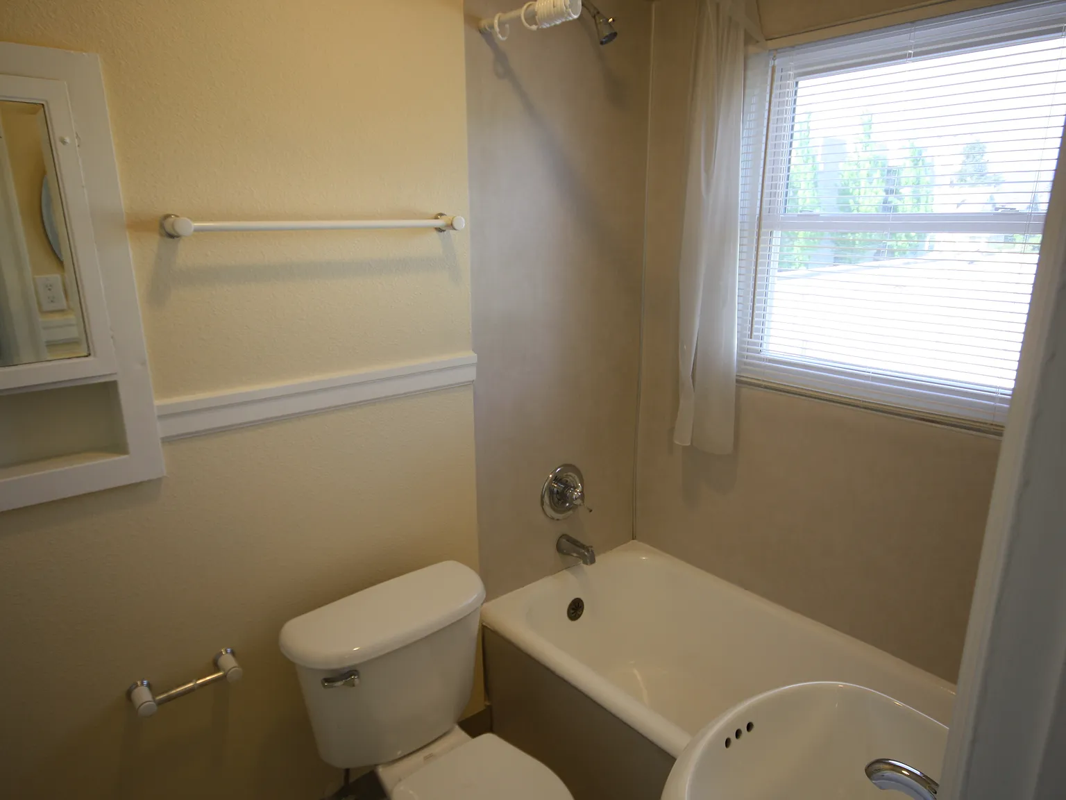 Studio, 350 sqft, $1,200 — Photo 2