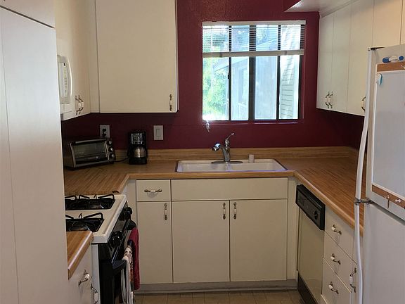 3. 22107 Burbank Blvd #5_Kitchen