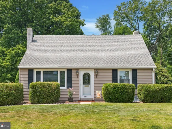 1037 Cardinal Rd, Audubon, PA 19403