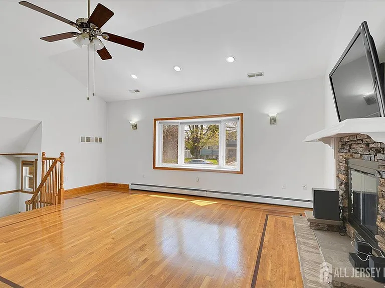 95 Calvert Ave E — Photo 7