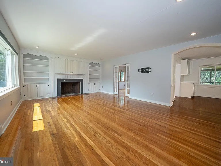 353 S Old Middletown Rd — Photo 5