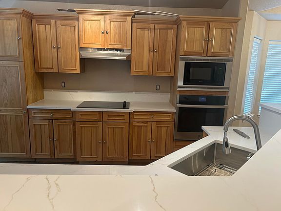 COMPLETELY REMODELED kitchen! Quartz contertops