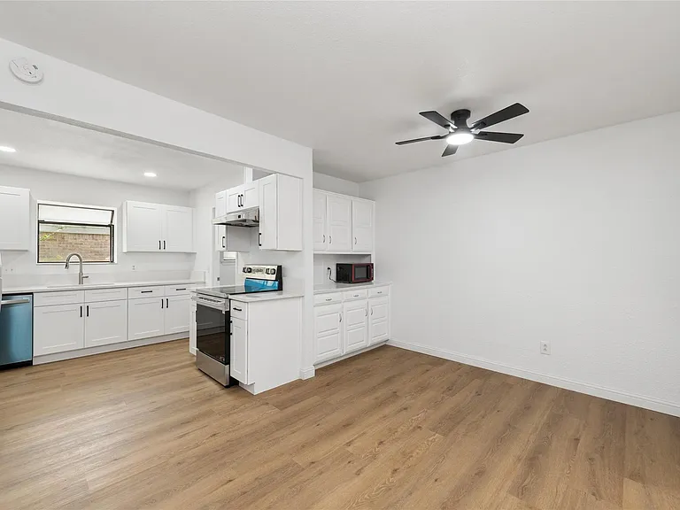 2705 Lawndale Dr — Photo 10