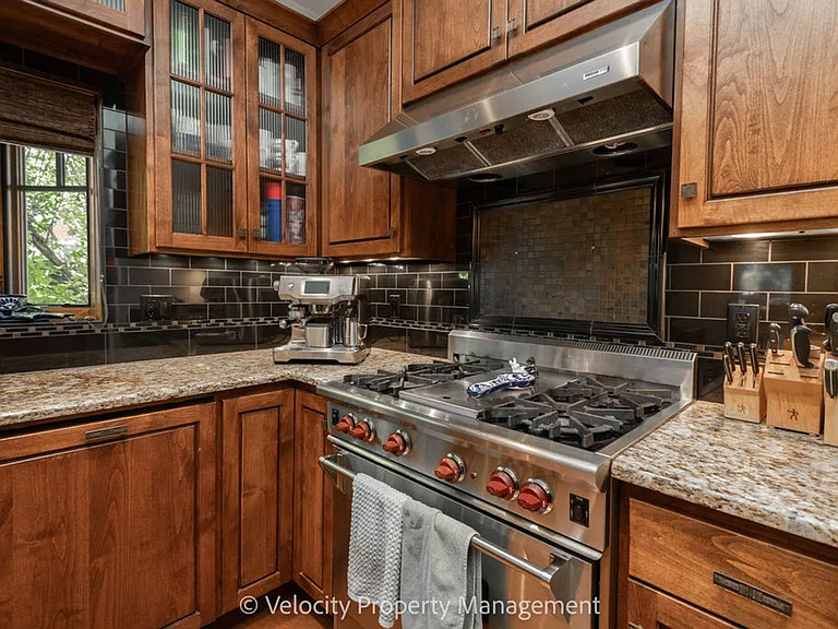1374 NW Kingston Ave — Photo 7