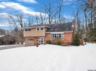 39 Woodcrest Dr, Glenville, NY 12302