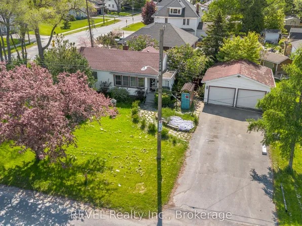 7962 Booth St, Niagara Falls, ON L2H 1E8