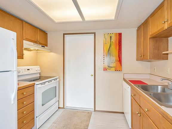 5th image of 916 11th Ave NW