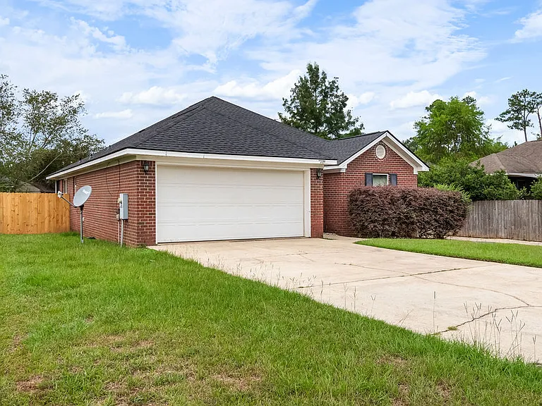 2200 Liberty Dr E — Photo 2