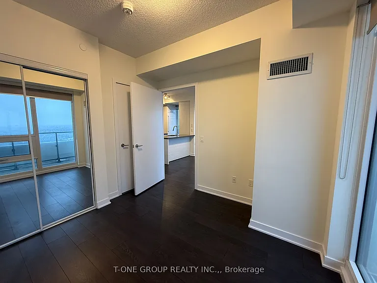 2221 Yonge St #5409 — Photo 15