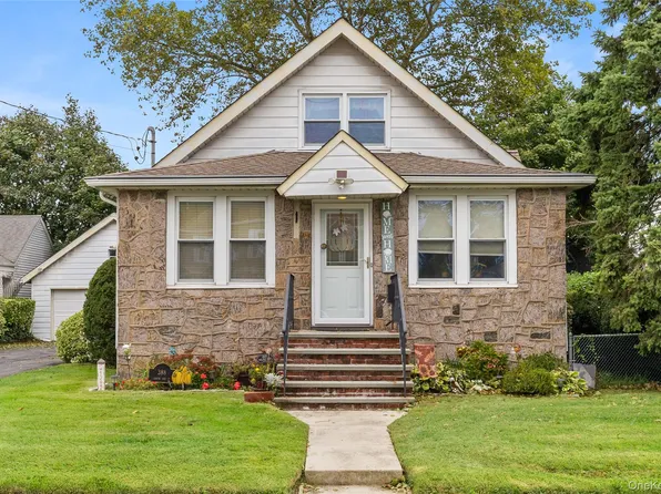 388 S 2nd Street, Lindenhurst, NY 11757