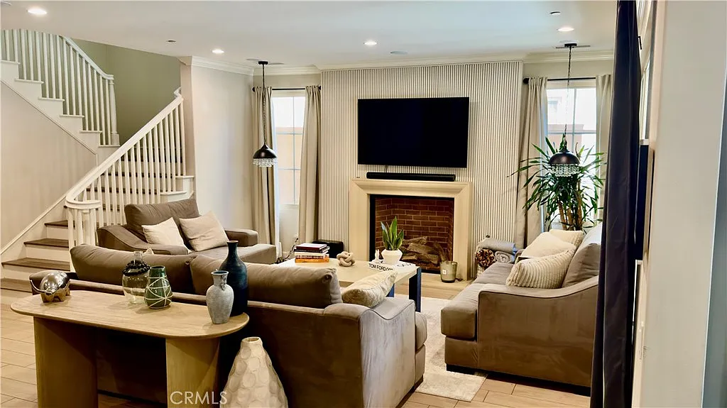 4 bed, 2912 sqft, $7,500 — Photo 2