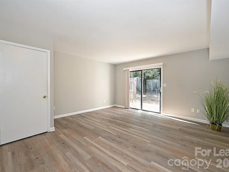 951 Hollywood St — Photo 31