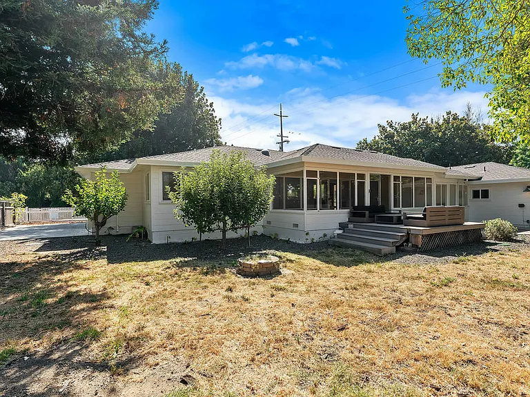 13805 Village Ave — Photo 33