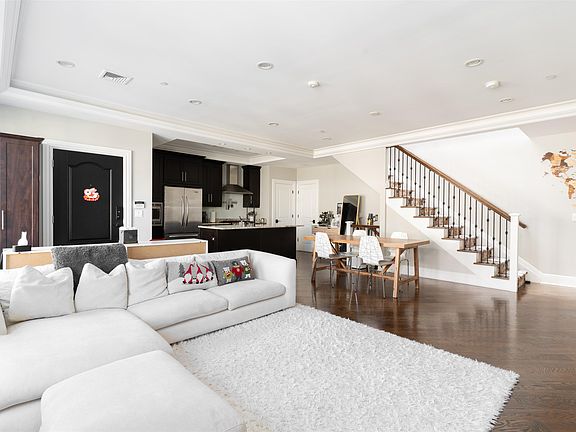 3rd image of 46 Marquis Ct