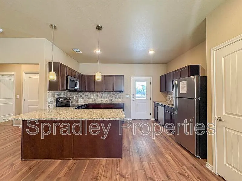 1 bed, 1.0 bath, 904 sqft, $1,250 — Photo 4