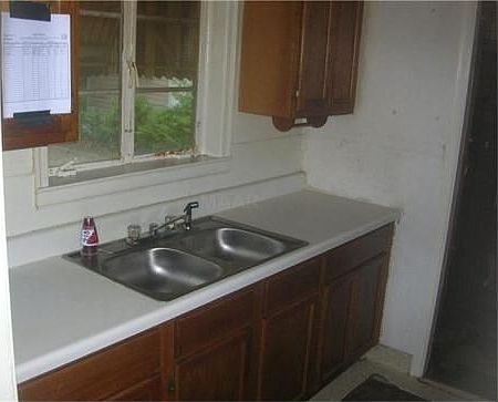 5th image of 1075 Railton Rd