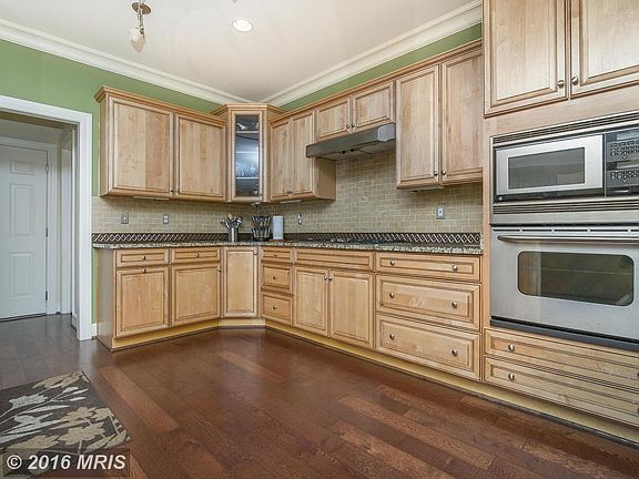 Upgraded cabinetry, granite