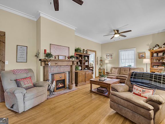3rd image of 104 Veazey St