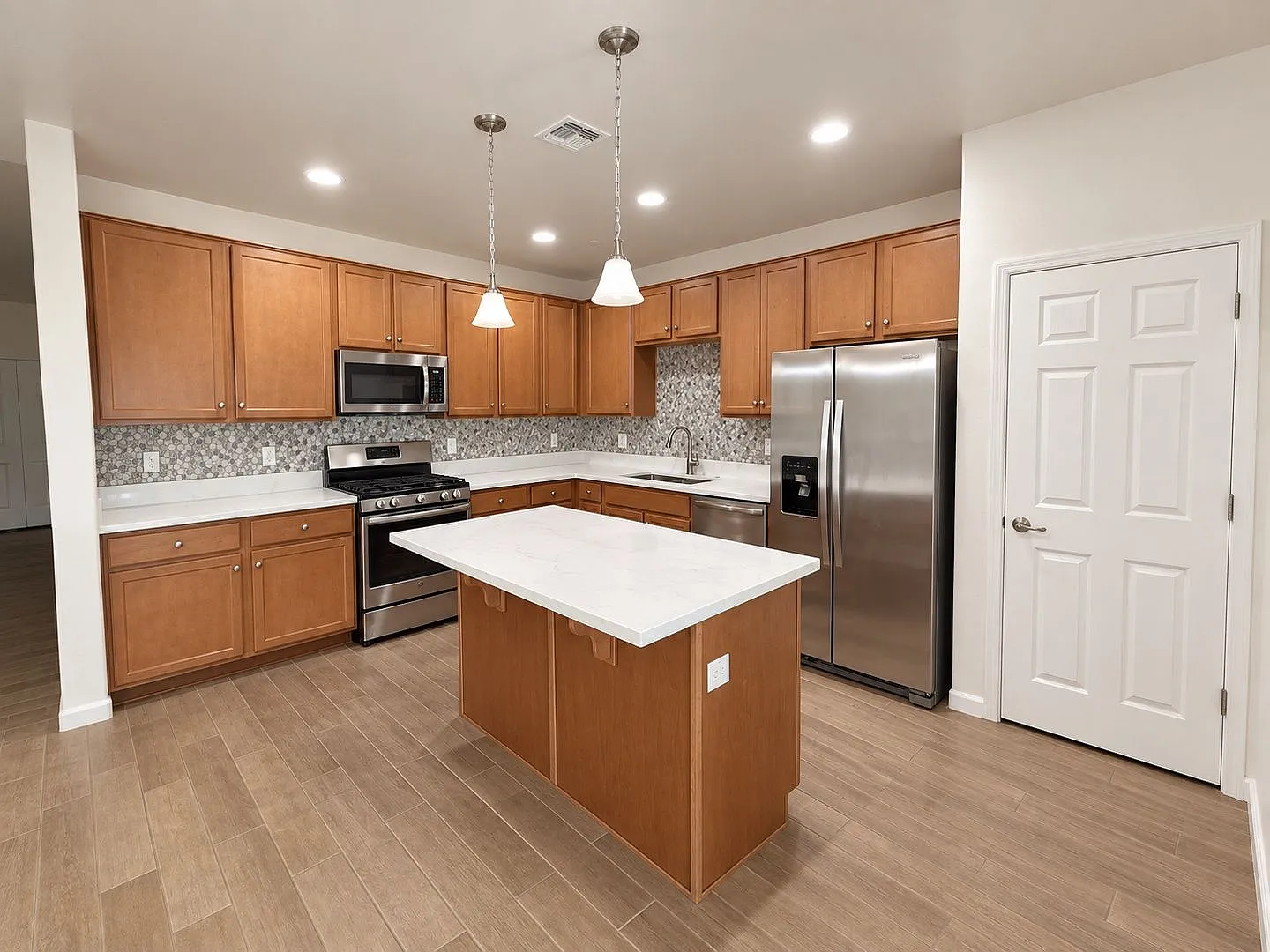 4 bed, 2.0 bath, 1684 sqft, $2,200 — Photo 4