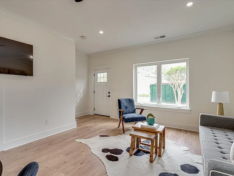 2519 E 12th St — Photo 5