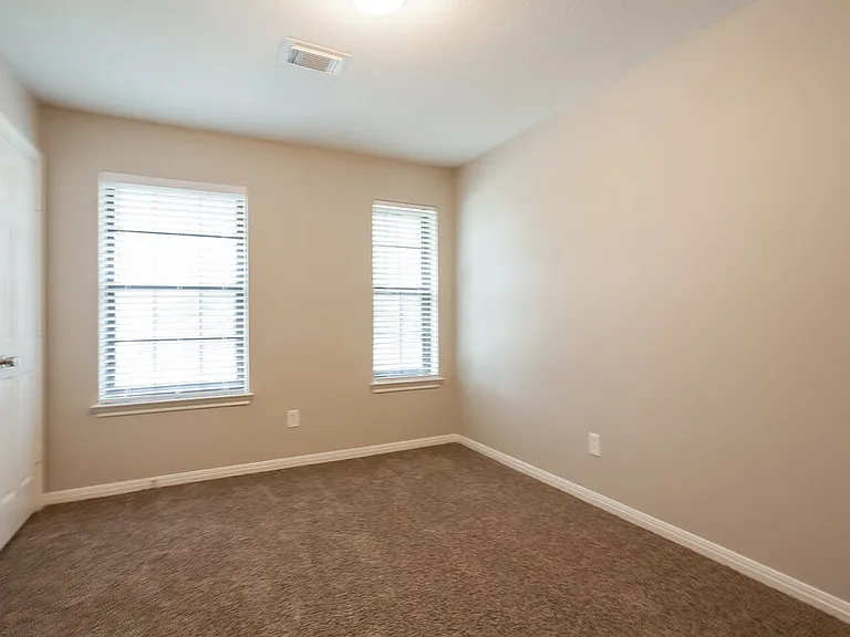 501 W Hunters Ln — Photo 10