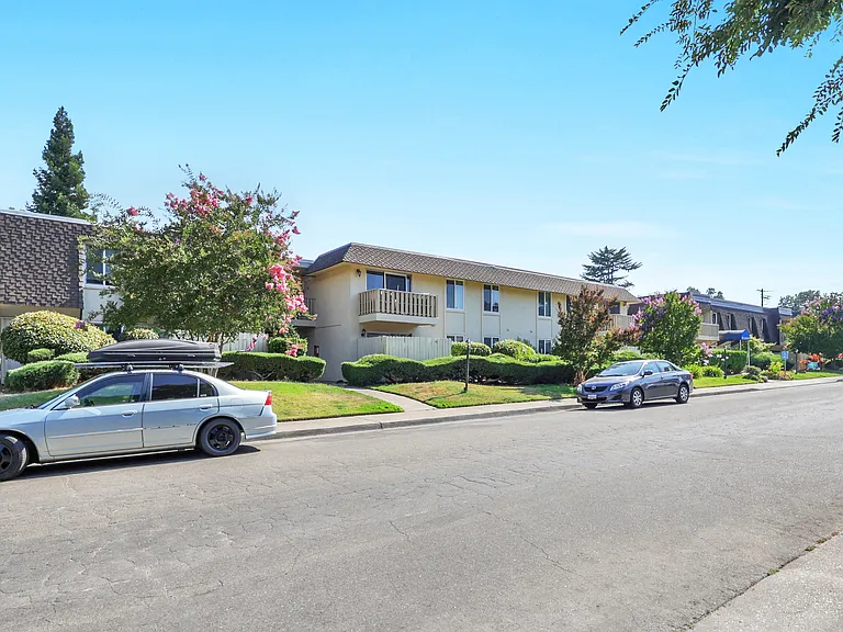 Arlington Apartments — Photo 33