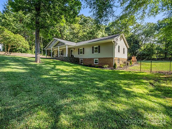3rd image of 121 Pinecrest Dr