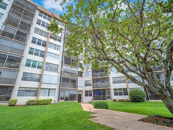 3rd image of 1200 Saint Charles Pl APT 415