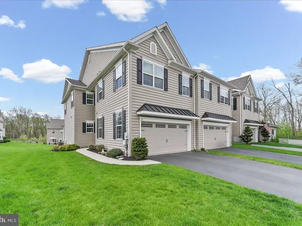 56 New Village Greene Dr, Honey Brook, PA 19344
