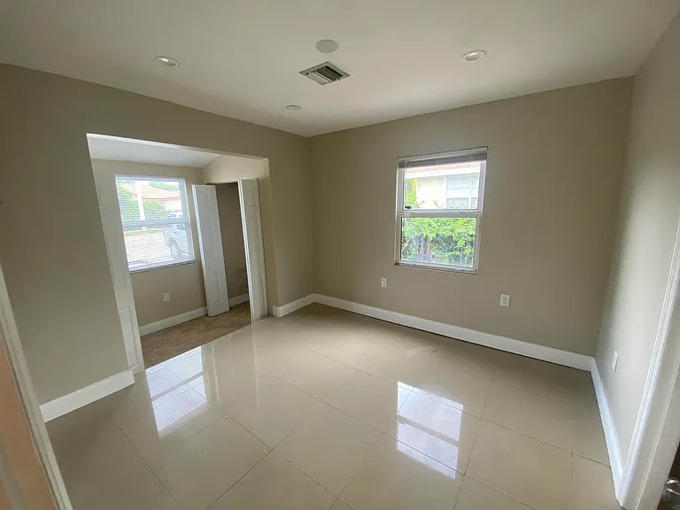 638 SW 7th Ave — Photo 1