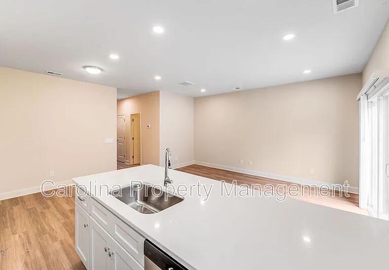 645 Brookwood St #B — Photo 18
