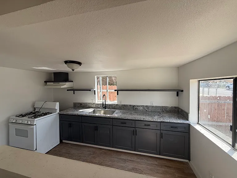 678 N Brundage Ave — Photo 2