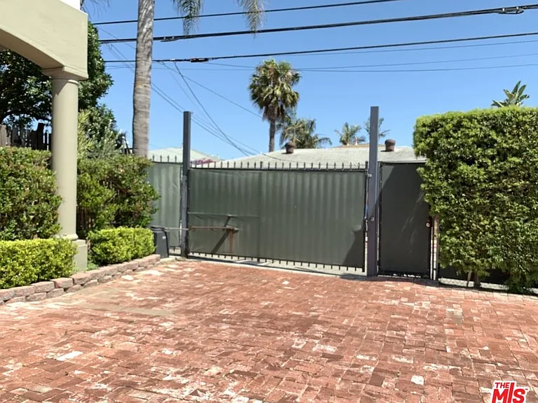 252 Hampton Dr #A — Photo 19