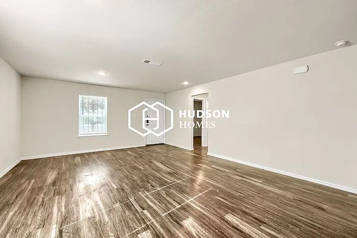 3 bed, 2.0 bath, 1090 sqft, $1,499 — Photo 3