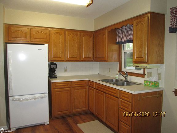 5th image of 700 E 17th St