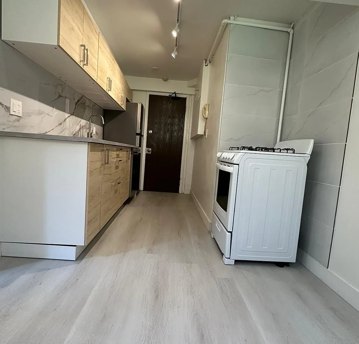 1 Bedroom Unit - Available near VGH (Vancouver) — Photo 3