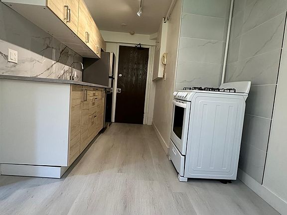 3rd image of 4141 Oak St #11B