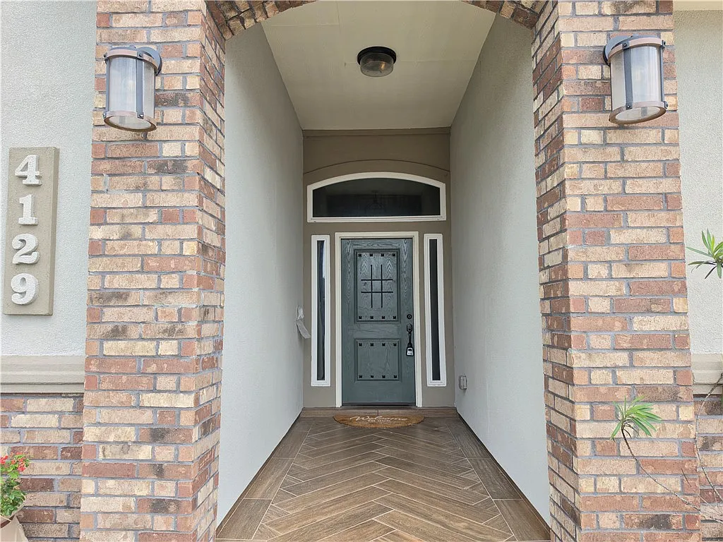 4 bed, 3.0 bath, 2332 sqft, $3,500 — Photo 3