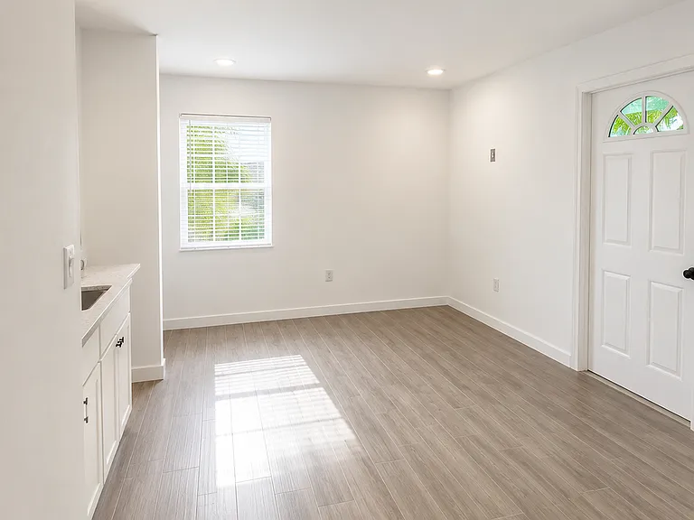 14280 NE 6th Ave #1 — Photo 2