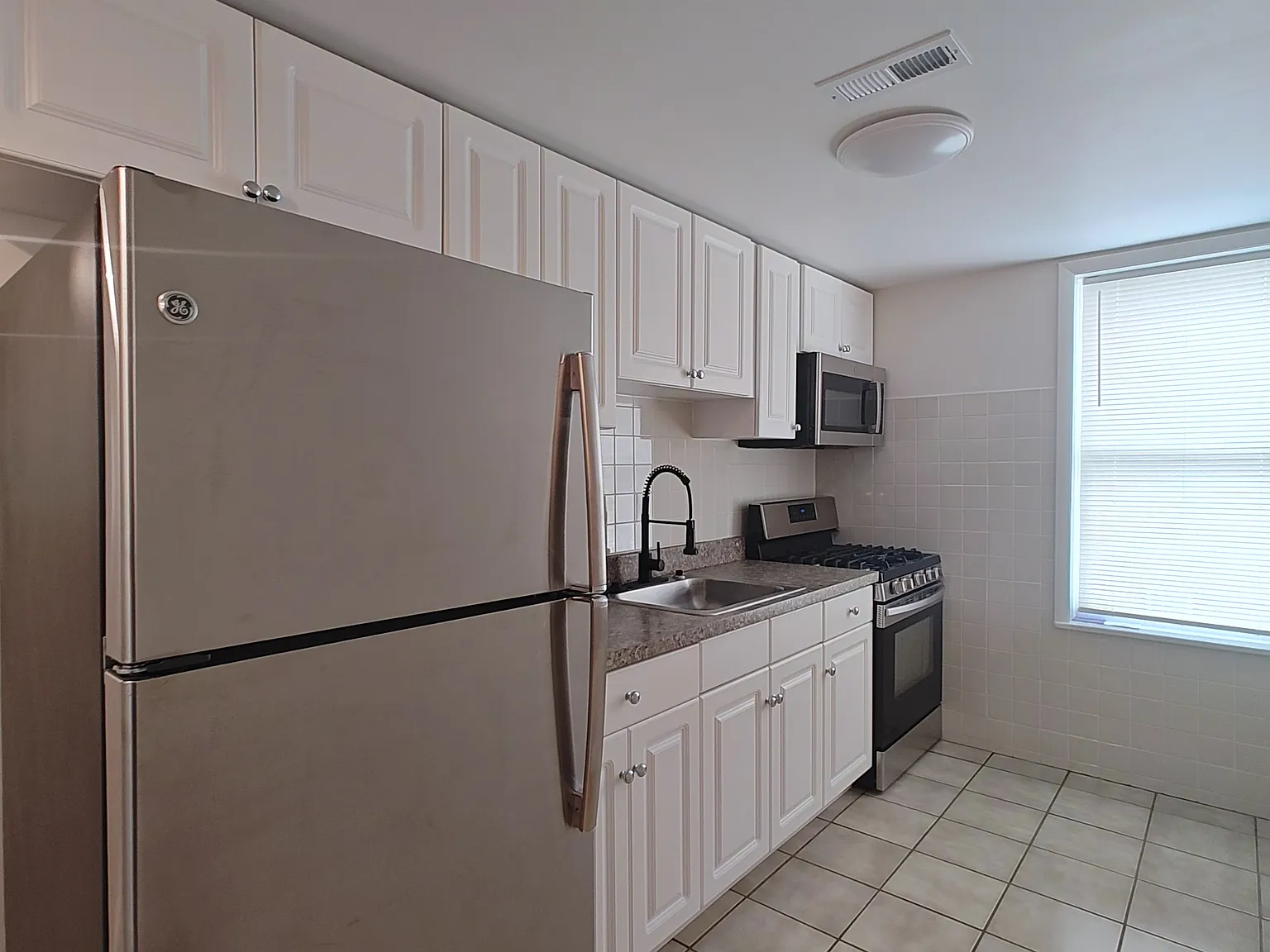 2 bed, 700 sqft, $1,350 — Photo 4
