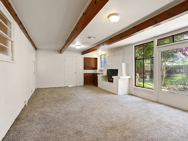 503 E Essex St — Photo 6