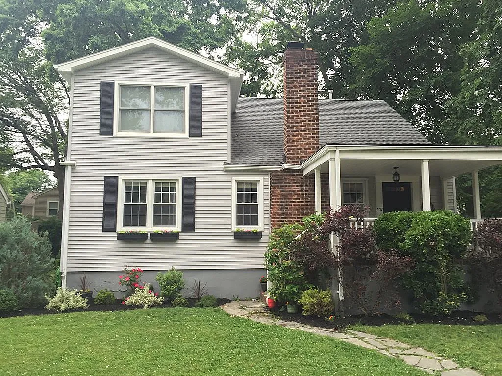 207 Locust Dr photo 1