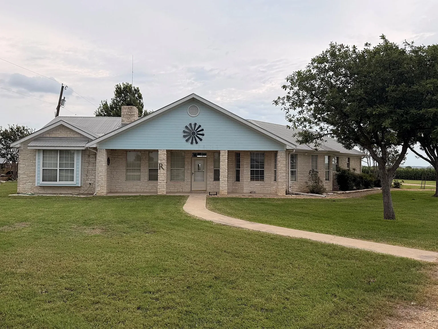 3 bed, 3.0 bath, 2107 sqft, $2,500 — Photo 2