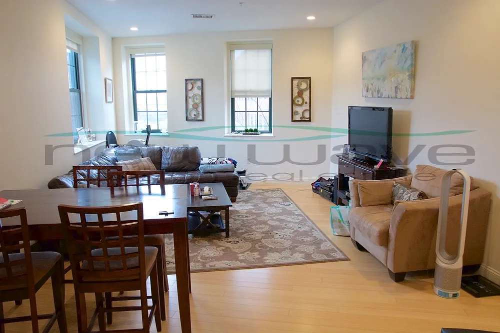 2 bed, 800 sqft, $4,200 — Photo 3