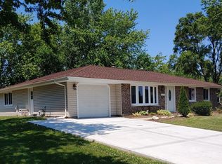 210 Andrew Ln, Schaumburg, IL 60193